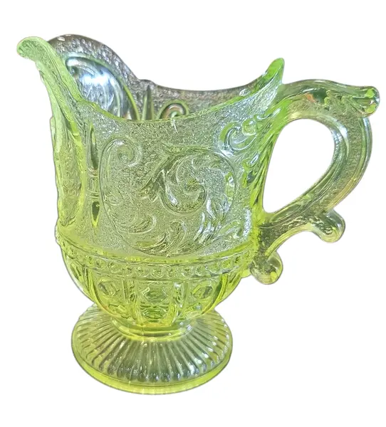 Foto de um(a) Cremeira Antiga em Uralina, da categoria de Cremeiras. Peça indispensável para colecionadores de vidros antigos e curiosidades históricas. Esta cremeira é fabricada em Uralina... Vendido no marketplace Trésors.