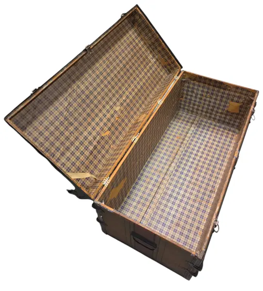 Foto de um(a) Baú Antigo Centenário Margossian - Relíquia de Rancharia (Anos 20/30), da categoria de Baús. Rara oportunidade de adquirir um pedaço da história da indústria brasileira. Este baú centenário foi produzido pela... Mostrado de uma perspectiva diferente. Vendido no marketplace Trésors.