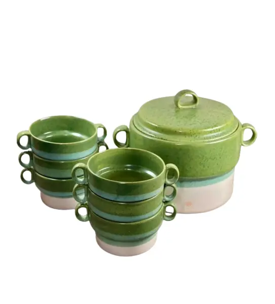 Foto de um(a) Conjunto sopeira Studio Tacto com 6 bowls | anos 80, da categoria de Terrinas de sopa. Conjunto em cerâmica vitrificada composto por 1 sopeira com tampa e 6 bowls com alças laterais, todos no clássico acabamento... Vendido no marketplace Trésors.