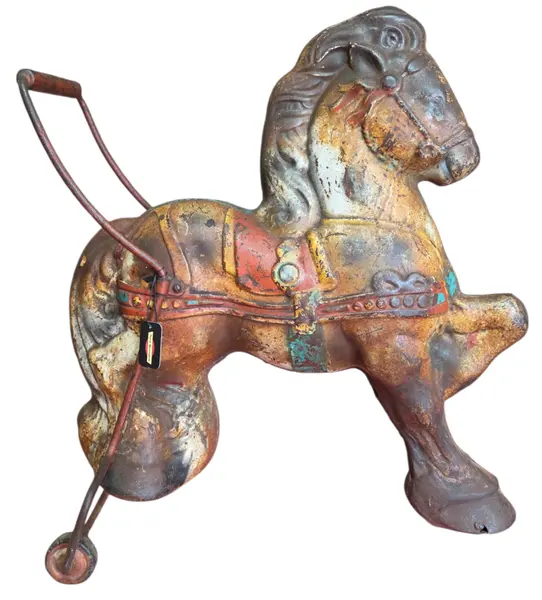 Foto de um(a) Pônei Mobo Bronco – Original England, da categoria de Brinquedos antigos. Este exemplar autêntico do "Mobo Bronco" é uma verdadeira peça de história. Fabricado na Inglaterra. Mostrado de uma perspectiva diferente. Vendido no marketplace Trésors.