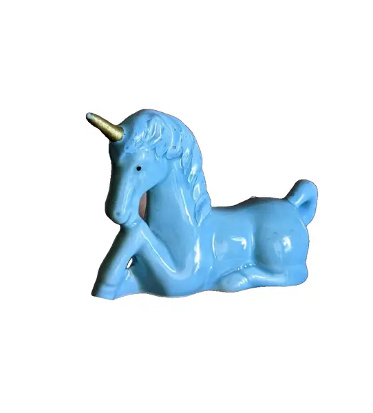 Foto de um(a) Unicórnio Azul Anos 80, da categoria de Modelos e estatuetas. Unicórnio azul em porcelana chinesa monocromática, década de 1980 A: 7 cm / L: 10 cm / P: 3,5 cm Peso: 95 g. Vendido no marketplace Trésors.