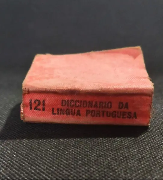 Foto de um(a) Micro Mini Dicionário Anos 50, da categoria de Livros. Mini dicionário de português, raridade dos anos 1950, lilliput, com 760 páginas. A: 5 cm / P: 1,4 cm / L: 3,5 cm. Mostrado de uma perspectiva diferente. Vendido no marketplace Trésors.