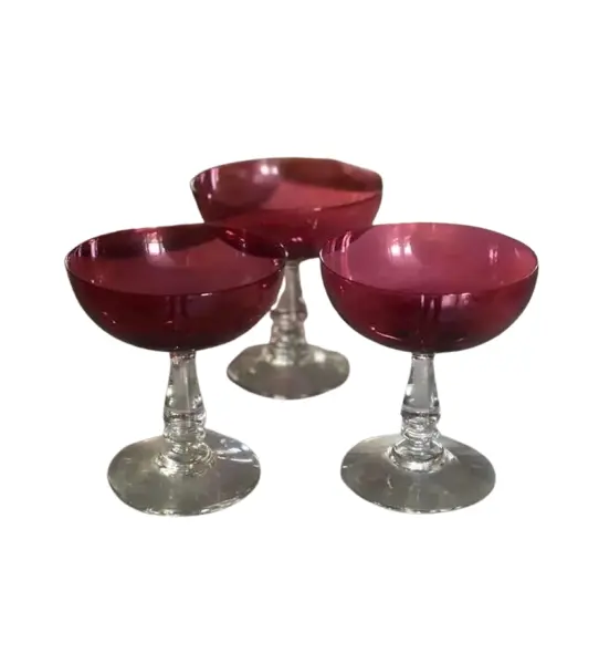Foto de um(a) Antigas Taças Para Champanhe Cristal Francês Maria Antonieta, da categoria de Taças. Belíssimo e centenário trio de taças para champanhe em cristal francês do início do século passado. Pecas muito elegantes e... Vendido no marketplace Trésors.