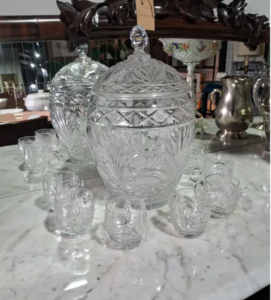 Foto de um(a) Poncheira em cristal lapidado com 12 canecos, da categoria de Outros utensílios para servir. Poncheira em cristal ricamente lapidado com 12 canecos. Peças em perfeito estado. Não possui concha. Mede:A (sem tampa)... Mostrado de uma perspectiva diferente. Vendido no marketplace Trésors.