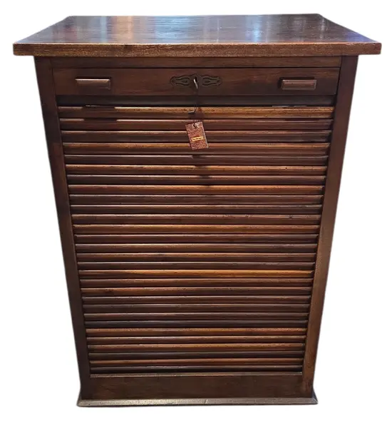 Foto de um(a) Arquivo Xerife Centenário em Imbuia Maciça, da categoria de Arquivos e Gaveteiros. Apresentamos uma peça histórica de imponente presença: um Arquivo Xerife original do início do século XX. Construído... Mostrado de uma perspectiva diferente. Vendido no marketplace Trésors.