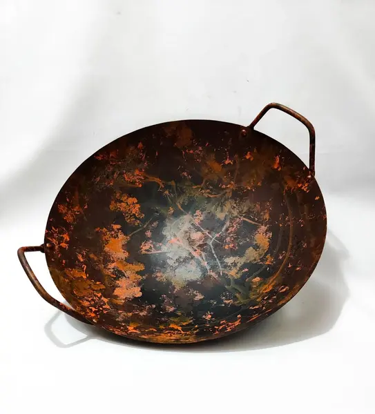 Foto de um(a) Wok Chinesa em Ferro, Década de 1990, da categoria de Panelas. Wok chinesa em ferro com pátina aço corten, década de 1990.Medidas: A 6,7 cm Diâmetro: 35 cm Peça única, apenas para fins... Mostrado de uma perspectiva diferente. Vendido no marketplace Trésors.