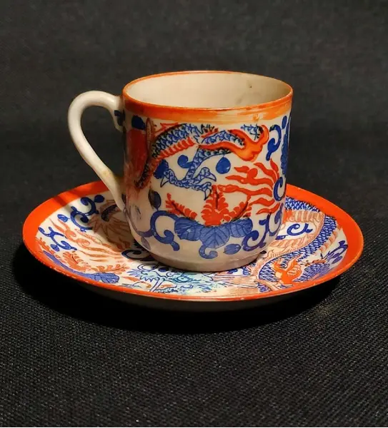 Foto de um(a) Conjunto Japonês Anos 30, da categoria de Xícaras. Xícara de cafezinho, seis unidades em porcelana japonesa - casca de ovo, década de 1930 selo vermelho da marca kn, com... Mostrado de uma perspectiva diferente. Vendido no marketplace Trésors.