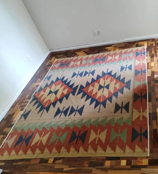 Foto de um(a) Tapete Kilim Paquistanês, Década de 1980, da categoria de Tapetes. Tapete kilim paquistanês antigo com motivo geométrico, década de 1980. Medidas: 2,37m x 2,56m. Mostrado de uma perspectiva diferente. Vendido no marketplace Trésors.