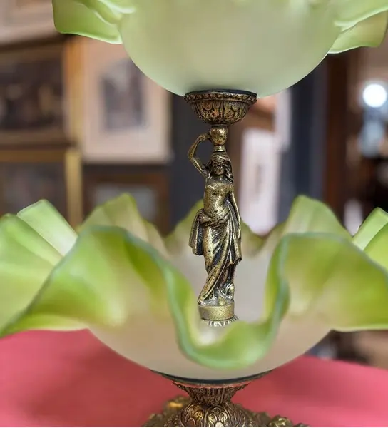 Foto de um(a) Fruteira/Centro de Mesa em bronze e vidro acetinado, da categoria de Fruteiras. Magnífica fruteira/centro de mesa em bronze maciço e vidro acetinado verde. Mede: 30x30x47cm de altura. Mostrado de uma perspectiva diferente. Vendido no marketplace Trésors.