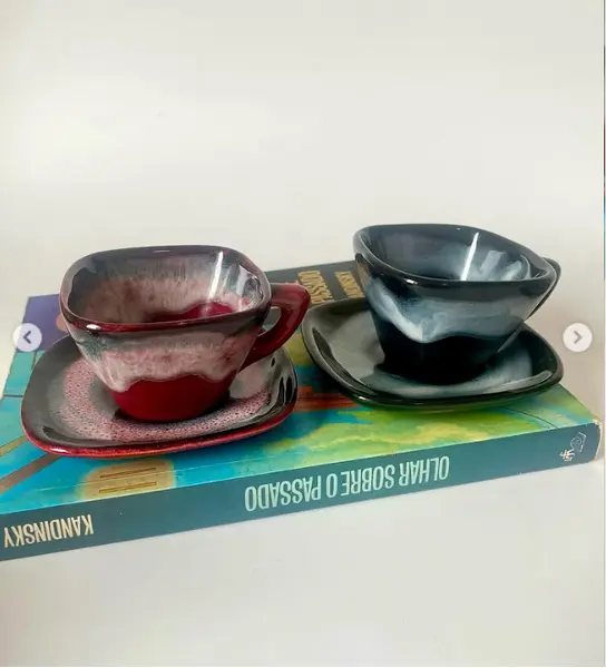 Foto de um(a) Conjunto com 06 xicaras de café, da categoria de Xícaras. Conjunto com 6 xícaras para cafezinho em cerâmica. Duas delas contém pequenos bicados como mostrado nas fotos. 4,5 cm de... Mostrado de uma perspectiva diferente. Vendido no marketplace Trésors.