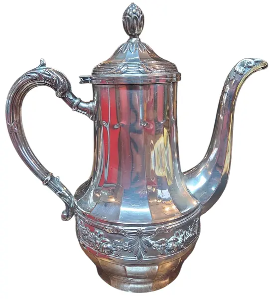 Foto de um(a) Antiga Cafeteira em Prata 90, da categoria de Bules. Requintada cafeteira de mesa, fabricada em metal de alta qualidade com banho de prata 90 espessada. Uma peça que une... Mostrado de uma perspectiva diferente. Vendido no marketplace Trésors.