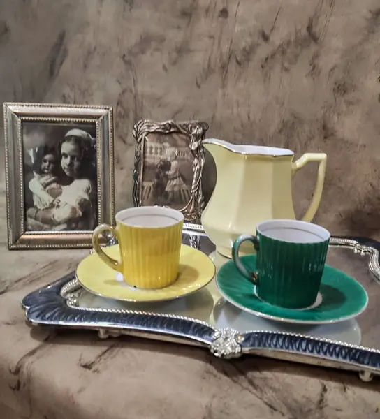 Foto de um(a) Par de Xícaras Gibo Bav anos 50, da categoria de Xícaras. Par de xícaras de cafézinho em porcelana frisada uma amarela e outra verde com filete dourado e resquícios na alça, década... Mostrado de uma perspectiva diferente. Vendido no marketplace Trésors.