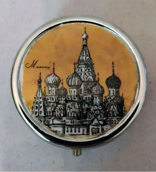 Foto de um(a) Mini Latinhas Monumentos do Mundo, da categoria de Organizadores. Latas customizadas e únicas em metal prateado, motivo monumentos do mundo: rio de janeiro, china, egito, moscou e austrália ... Mostrado de uma perspectiva diferente. Vendido no marketplace Trésors.
