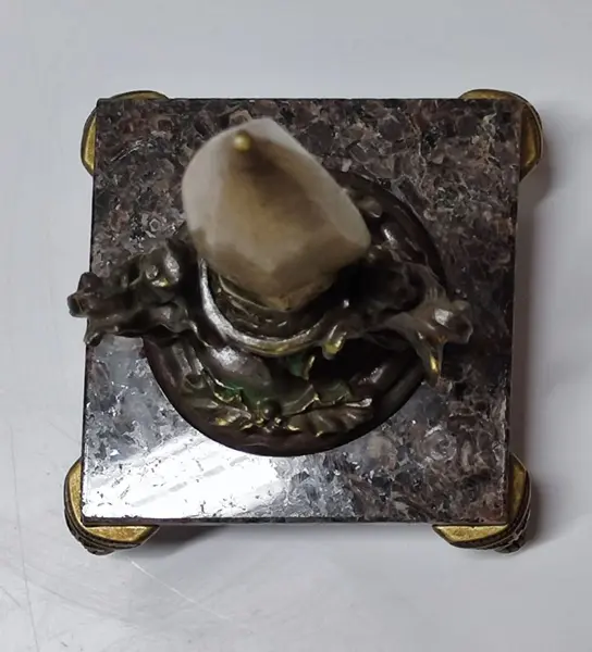 Foto de um(a) Escultura de Mesa Ponta de Lança e Anjos, Peça Única, Década de 2000, da categoria de Escultura. Escultura de mesa: ponta de lança em latão polido segurada por anjos de resina com pátina bronze oxidada, base em granito... Mostrado de uma perspectiva diferente. Vendido no marketplace Trésors.