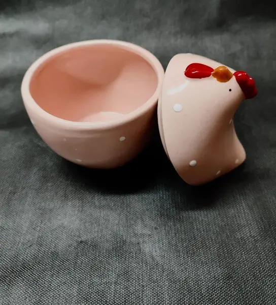 Foto de um(a) Pote Galinha com Poá em Porcelana, Década de 2000, da categoria de Garrafas, potes e jarros. Pote galinha rosa com poá branco porcelana sem marca do fabricante, década de 2000 A: 14 cm Diâmetro: 11,5 cm peso: 433 g. Mostrado de uma perspectiva diferente. Vendido no marketplace Trésors.