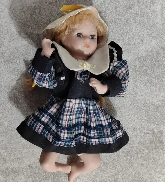 Foto de um(a) Bonequinha de Porcelana, Década de 2000, da categoria de Bonecas. Boneca de porcelana representando um bebê engatinhando, com rosto policromado, corpo em tecido e enchimento, chapéu de ráfia... Mostrado de uma perspectiva diferente. Vendido no marketplace Trésors.