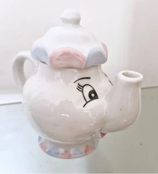 Foto de um(a) Lindíssimo jogo de chá A Bela e a Fera em porcelana, da categoria de Conjuntos de café e chá. Lindo jogo de chá 'A Bela e a Fera' em porcelana, rico em detalhes! Contém:- Bandeja- 2 Xícaras com pires- 1 Açucareiro- 1... Mostrado de uma perspectiva diferente. Vendido no marketplace Trésors.