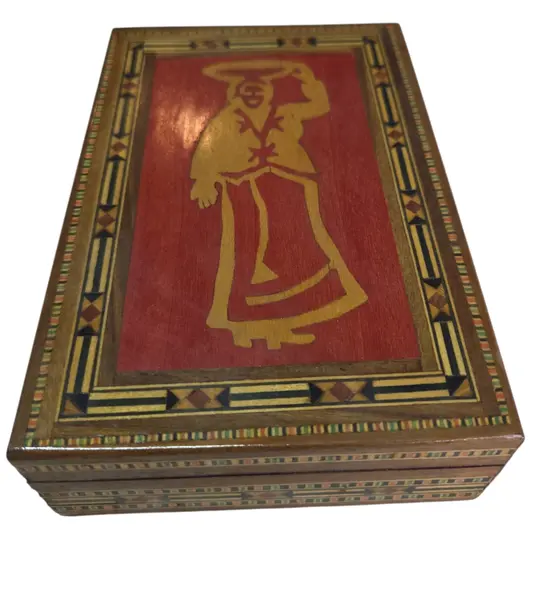 Foto de um(a) Porta-Joias de Madeira em Marchetaria – Arte Popular e Design Geométrico, da categoria de Porta-Jóias. Uma belíssima peça de artesanato técnico, esta caixa apresenta um trabalho de marchetaria minucioso, com bordas geométricas... Mostrado de uma perspectiva diferente. Vendido no marketplace Trésors.