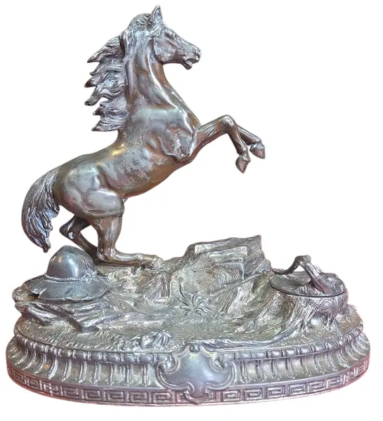 Foto de um(a) Tinteiro de Mesa Monumental: Escultura de Cavalo em Prata 90, da categoria de Escultura. Uma peça rara que une funcionalidade e arte escultural. Este tinteiro de mesa é encimado por uma figura de cavalo... Mostrado de uma perspectiva diferente. Vendido no marketplace Trésors.