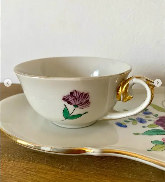 Foto de um(a) Xícara com bandeja, da categoria de Xícaras. Xícara com bandeja em porcelana. *Contém alguns desgastes no filete dourado e um trincado na alça, mas que nem comprometem... Mostrado de uma perspectiva diferente. Vendido no marketplace Trésors.