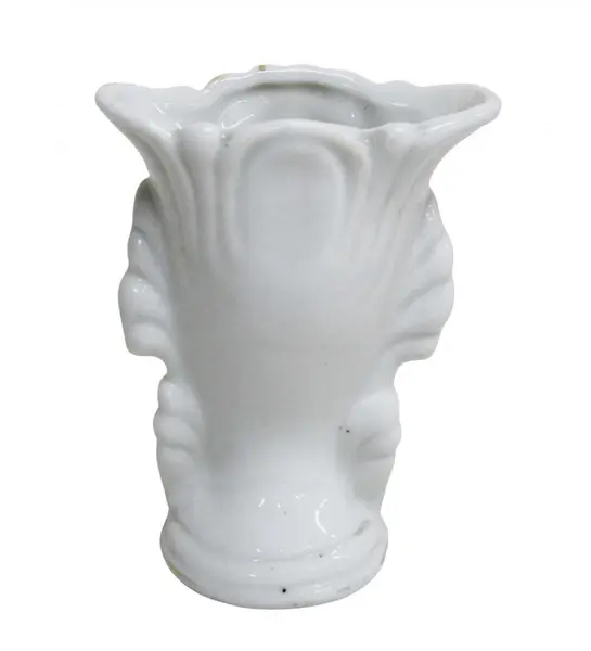 Foto de um(a) Vaso / Floreiro em porcelana, da categoria de Vasos. Pequeno e antigo floreiro, em porcelana branca, com decoração em relevos de folhas e flores em policromia com douração.... Mostrado de uma perspectiva diferente. Vendido no marketplace Trésors.