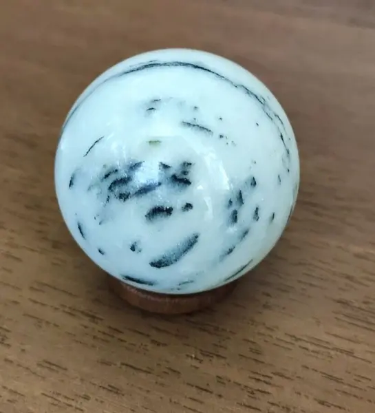 Foto de um(a) Esfera Mármore Rajado anos 90, da categoria de Outros objetos decorativos. Esfera em mármore branco rajado de preto com suporte em madeira Diâmetro: 5,5 cm Peso: 234 g. Mostrado de uma perspectiva diferente. Vendido no marketplace Trésors.