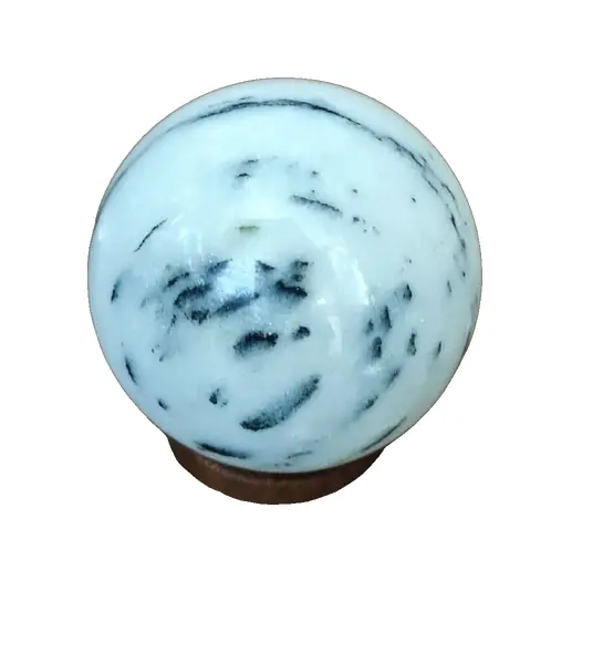 Foto de um(a) Esfera Mármore Rajado anos 90, da categoria de Outros objetos decorativos. Esfera em mármore branco rajado de preto com suporte em madeira Diâmetro: 5,5 cm Peso: 234 g. Vendido no marketplace Trésors.