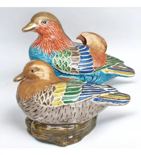 Foto de um(a) Casal de patos em porcelana esmaltada Kutani Mandarim policromado, da categoria de Escultura. Linda escultura em porecelana Kutani Mandarim ´´ casal de patos``. Kutami é um tipo de porcelana japonesa que se originou na... Mostrado de uma perspectiva diferente. Vendido no marketplace Trésors.