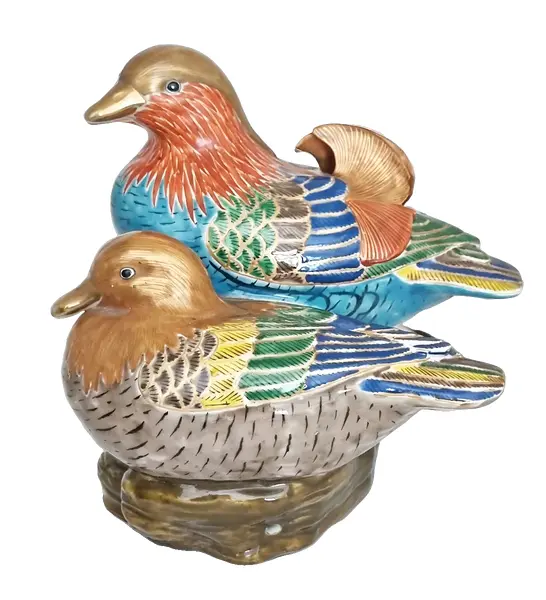 Foto de um(a) Casal de patos em porcelana esmaltada Kutani Mandarim policromado, da categoria de Escultura. Linda escultura em porecelana Kutani Mandarim ´´ casal de patos``. Kutami é um tipo de porcelana japonesa que se originou na... Vendido no marketplace Trésors.