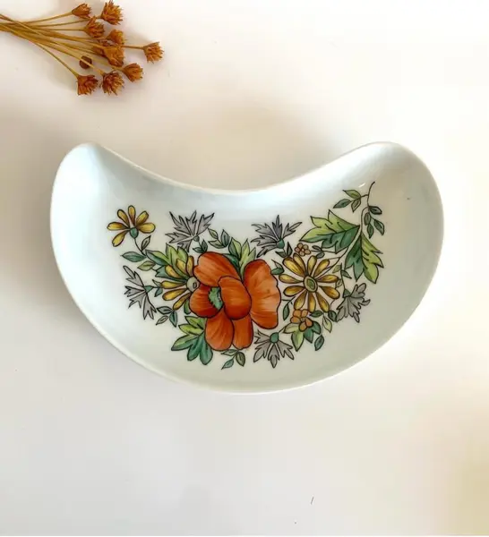 Foto de um(a) Petisqueira em porcelana, da categoria de Travessas e tigelas. Petisqueira formato meia lua pintada à mão 1973 - Porcelana Shmidt Mede: 21x11cm. Mostrado de uma perspectiva diferente. Vendido no marketplace Trésors.