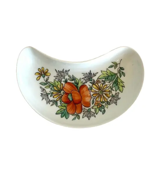 Foto de um(a) Petisqueira em porcelana, da categoria de Travessas e tigelas. Petisqueira formato meia lua pintada à mão 1973 - Porcelana Shmidt Mede: 21x11cm. Vendido no marketplace Trésors.