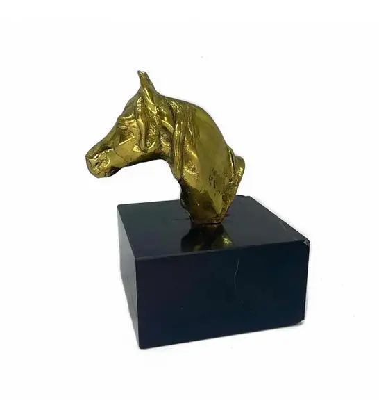 Foto de um(a) Antiga Escultura Dourada Busto Cavalo Bronze Art Deco, da categoria de Escultura. Antiga escultura artística representando busto de cavalo em bronze polido, base em bloco maciço de mármore italiano. Período... Mostrado de uma perspectiva diferente. Vendido no marketplace Trésors.