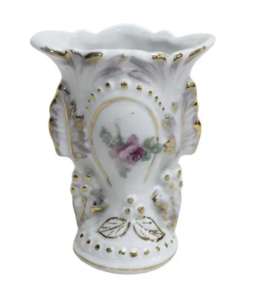 Foto de um(a) Vaso / Floreiro em porcelana, da categoria de Vasos. Pequeno e antigo floreiro, em porcelana branca, com decoração em relevos de folhas e flores em policromia com douração.... Vendido no marketplace Trésors.