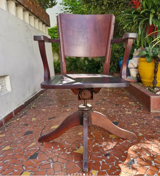Foto de um(a) Antiga cadeira giratória xerife MIELE, da categoria de Cadeiras, bancos e banquetas. MIELE - Bellissima e Antiga cadeira giratória xerife.Feita em madeira de imbuia maciça, esta cadeira Xerife giratória é uma... Mostrado de uma perspectiva diferente. Vendido no marketplace Trésors.