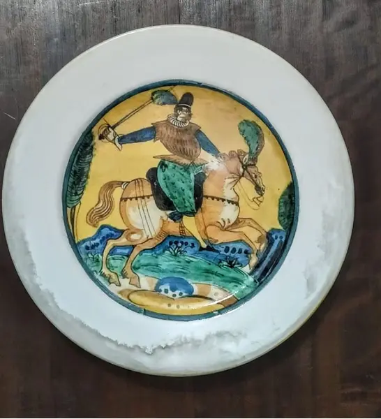 Foto de um(a) Dom Quixote Porcelain Anos 30, da categoria de Pratos Decorativos. Prato década de 1930 com decoupage de gravura dom quixote em uma visão renascentista peça única pelo designer marcelus ribas... Mostrado de uma perspectiva diferente. Vendido no marketplace Trésors.