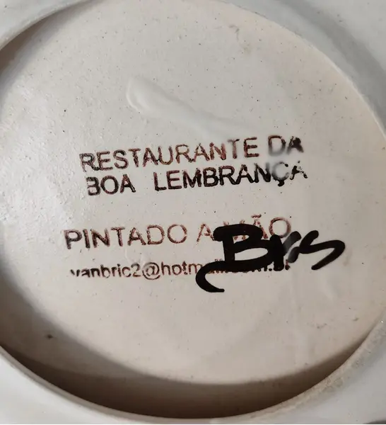 Foto de um(a) Prato Decorativo Peppo Cucina, Porto Alegre, 2017, da categoria de Pratos Decorativos. Prato em cerâmica com nome de restaurante da região sul do país. Peppo cucina, porto alegre, 2009 pintura à mão com design... Mostrado de uma perspectiva diferente. Vendido no marketplace Trésors.