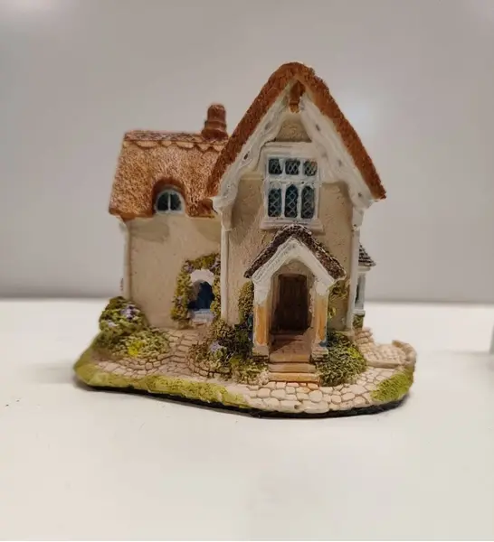 Foto de um(a) Miniatura Casinha em Arquitetura Provençal, Década de 1990, da categoria de Modelos e estatuetas. Miniatura em resina policromada de casa com arquitetura provençal, década de 1990 A: 8 cm L: 10 P: 9,5 cm peso: 210 g. Mostrado de uma perspectiva diferente. Vendido no marketplace Trésors.