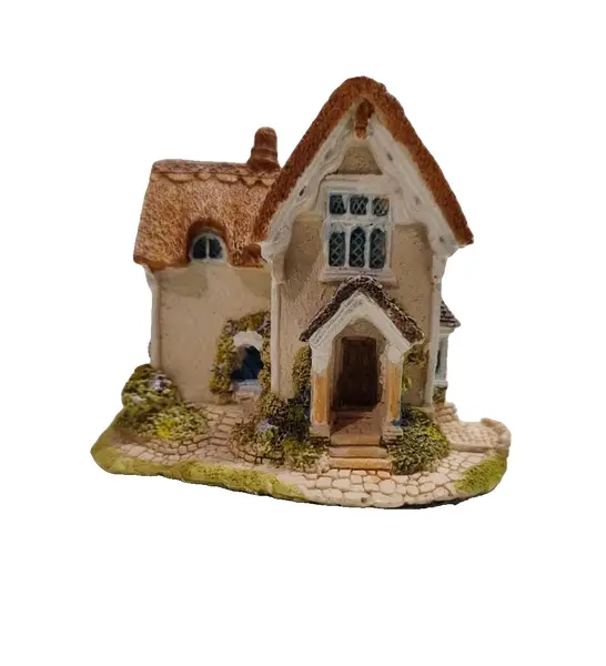 Foto de um(a) Miniatura Casinha em Arquitetura Provençal, Década de 1990, da categoria de Modelos e estatuetas. Miniatura em resina policromada de casa com arquitetura provençal, década de 1990 A: 8 cm L: 10 P: 9,5 cm peso: 210 g. Vendido no marketplace Trésors.