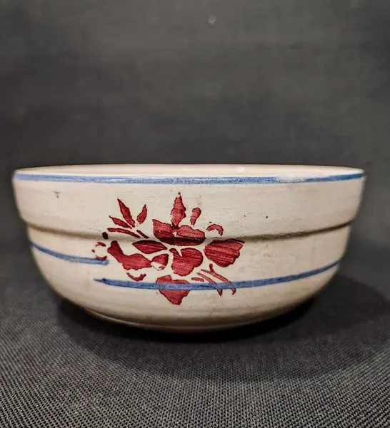 Foto de um(a) Bowl em Cerâmica, Década de 1940, da categoria de Tigelas decorativas. Bowl em cerâmica com policromia feita à mão nos tons de azul e bordô, década de 1940. Sem marca do fabricante. A: 6cm... Mostrado de uma perspectiva diferente. Vendido no marketplace Trésors.