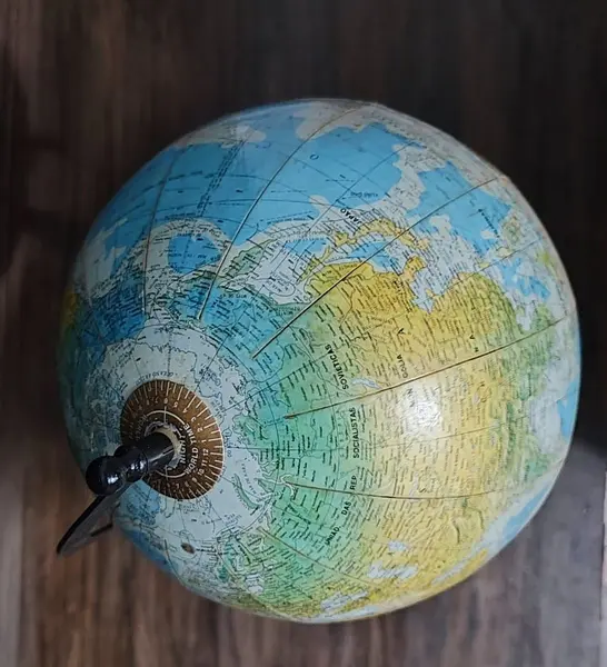 Foto de um(a) Globo de Mesa com Base em Madeira Torneada, Peça Única, da categoria de Globos. Globo de mesa com base em madeira torneada e globo com meridianos, década de 1980. Peça única pelo designer marcelus ribas ... Mostrado de uma perspectiva diferente. Vendido no marketplace Trésors.