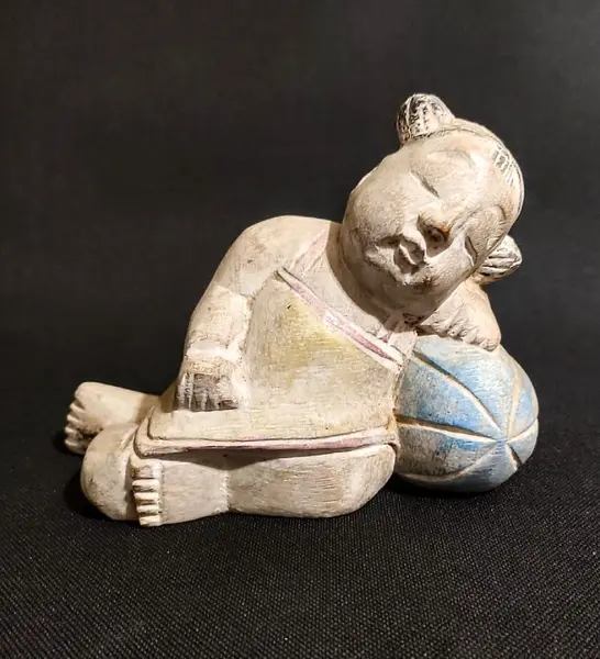 Foto de um(a) Escultura Balinesa Baby Sleeping Anos 80, da categoria de Modelos e estatuetas. Baby sleeping esculpidos balineses em madeira e policromados, década de 1980. Medidas: A 10,5 cm / L 14,5 cm / P 5,5 cm A:... Mostrado de uma perspectiva diferente. Vendido no marketplace Trésors.