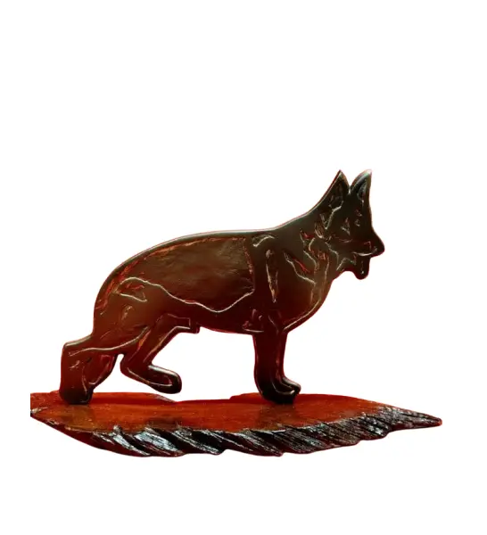 Foto de um(a) Escultura 2d Pastor Alemão em Alumínio, Década de 1970, da categoria de Escultura. Escultura 2d em alumínio com pátina bronze, relevos em dourado, base feita de fatia de tronco envernizada, década de 1970.A:... Vendido no marketplace Trésors.