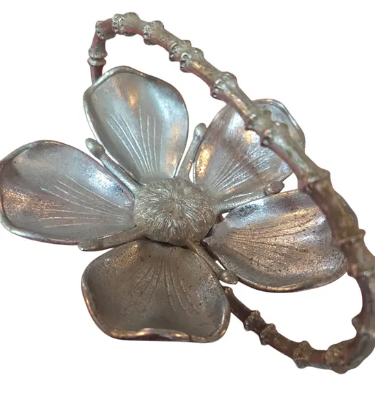 Foto de um(a) Cinzeiro Design Pétalas em Alumínio Polido, da categoria de Cinzeiros. Adicione um toque de brilho e modernidade ao seu ambiente com este cinzeiro em formato de pétalas. Produzido em alumínio de... Mostrado de uma perspectiva diferente. Vendido no marketplace Trésors.