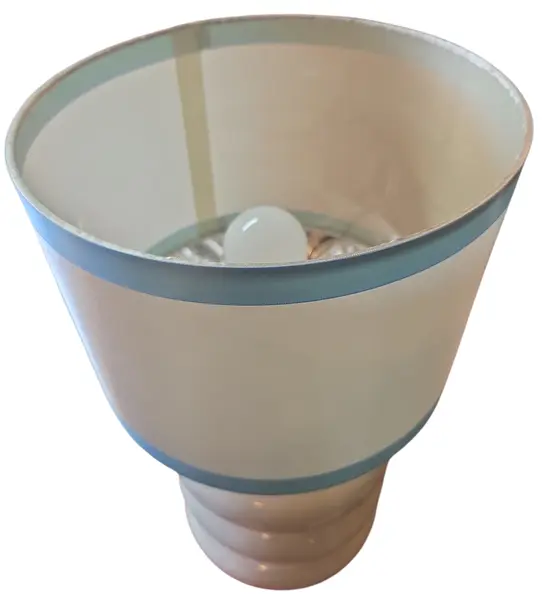 Foto de um(a) Abajur moderno em porcelana branca, da categoria de Abajures. Abajur versátil e elegante com base em porcelana trabalhada em relevo ondulado. Design funcional que combina com qualquer... Mostrado de uma perspectiva diferente. Vendido no marketplace Trésors.