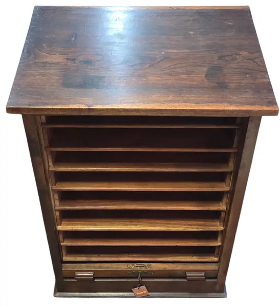 Foto de um(a) Arquivo Xerife Centenário em Imbuia Maciça, da categoria de Arquivos e Gaveteiros. Apresentamos uma peça histórica de imponente presença: um Arquivo Xerife original do início do século XX. Construído... Mostrado de uma perspectiva diferente. Vendido no marketplace Trésors.