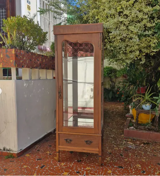 Foto de um(a) ​Cristaleira antiga design torre, da categoria de Cristaleiras. Cristaleira antiga , móvel clássico projetado para exibir louças delicadas, cristais e coleções. Esse móvel em destaque... Mostrado de uma perspectiva diferente. Vendido no marketplace Trésors.