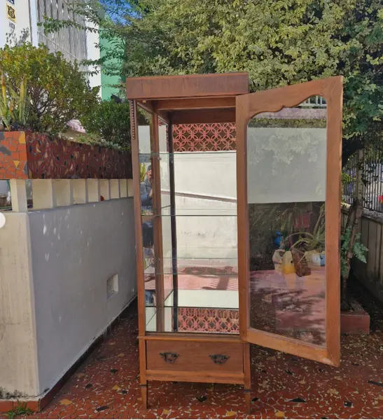 Foto de um(a) ​Cristaleira antiga design torre, da categoria de Cristaleiras. Cristaleira antiga , móvel clássico projetado para exibir louças delicadas, cristais e coleções. Esse móvel em destaque... Mostrado de uma perspectiva diferente. Vendido no marketplace Trésors.