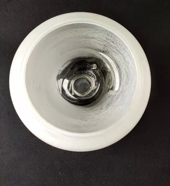 Foto de um(a) Centro de Mesa Anos 80, da categoria de Centro de mesa. Centro de mesa em vidro pintado, indústria brasileira, década de 1980 A: 17 cm Diametro: 21,5 cm Diâmetro da base: 15,5 cm... Mostrado de uma perspectiva diferente. Vendido no marketplace Trésors.