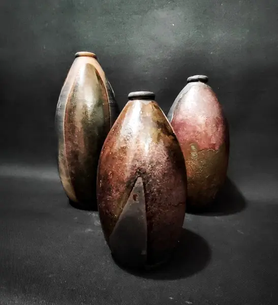 Foto de um(a) Garrafas em Terracota Esmaltada, Década de 1990, da categoria de Garrafas, potes e jarros. Combo de garrafas em terracota com queima de alta temperatura e manchas esmaltadas, tornando-as exclusivas, década de 1990 ... Mostrado de uma perspectiva diferente. Vendido no marketplace Trésors.