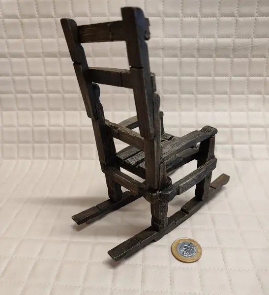 Foto de um(a) Miniatura de Cadeira de Balanço, Década de 2000, da categoria de Modelos e estatuetas. Miniatura de cadeira de balanço feita com prendedores de roupas, anilinado de imbuia e envelhecido, década de 2000. A: 18 cm... Mostrado de uma perspectiva diferente. Vendido no marketplace Trésors.